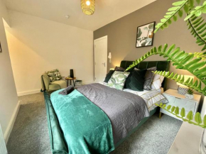 Swanky 10 guest house in the heart of Wakefield - free wifi !